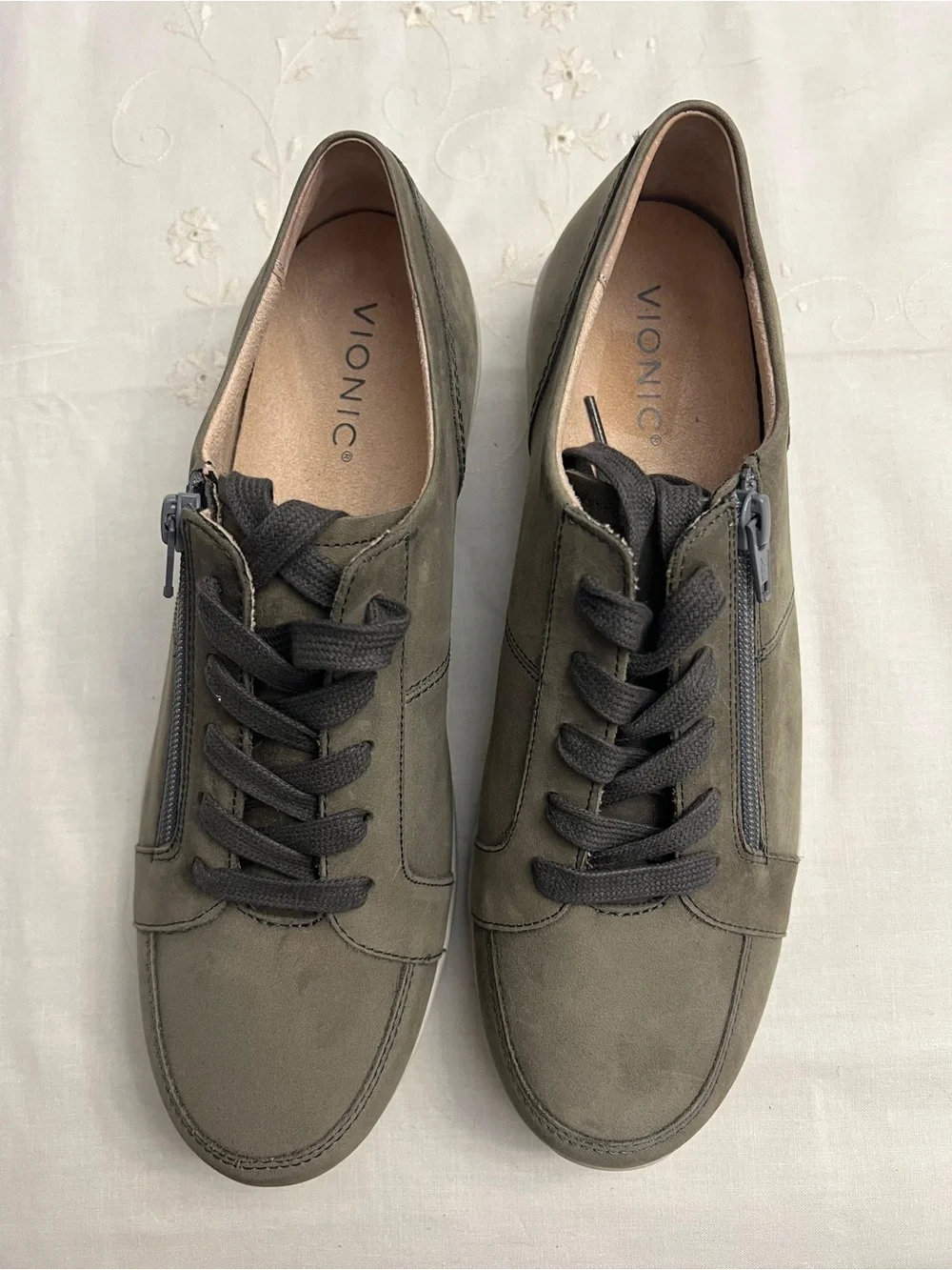 NWOT Vionic Magnolia Abigail Weather Resistant Suede Sneakers – Women’s Size 10
